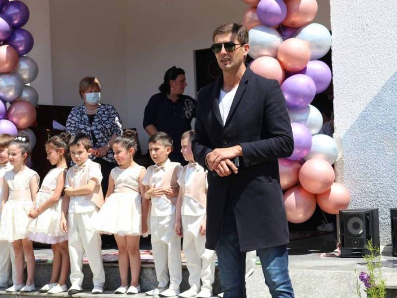 აგერის N 1საბავშვო ბაღში გამოშვების ზეიმი რეკომენდაციების დაცვით,მოკრძალებულად,მაგრამ...